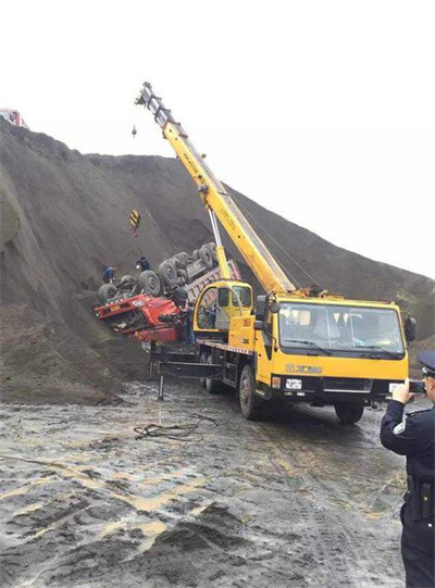 梁河上犹道路救援